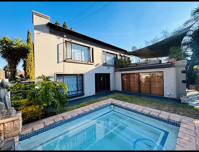 4 BEDROOM HOUSE RENTED IN MORELETA PARK